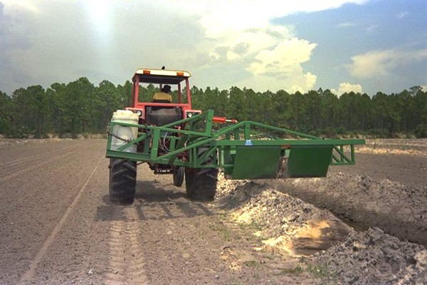 BP700-1-bed-cross-ditcher-in-use-77
